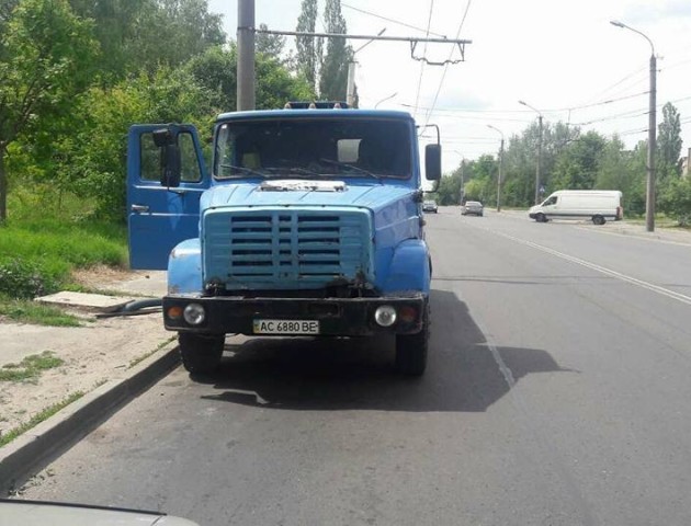 Луцькі муніципали зловили машину, яка зливала нечистоти