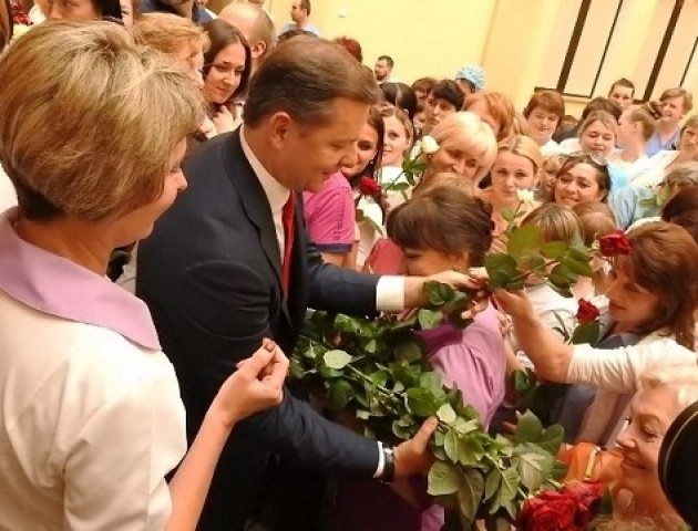 Усім троянди, або Один день із життя Олега Ляшка на Волині*. ФОТОРЕПОРТАЖ