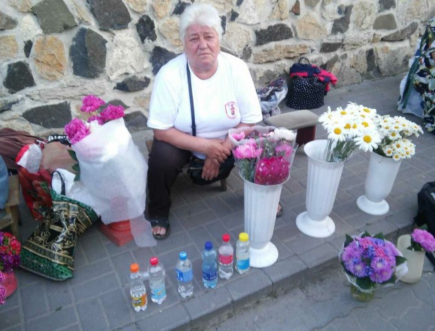 У Луцьку продавчиня квітів приторговувала сурогатом