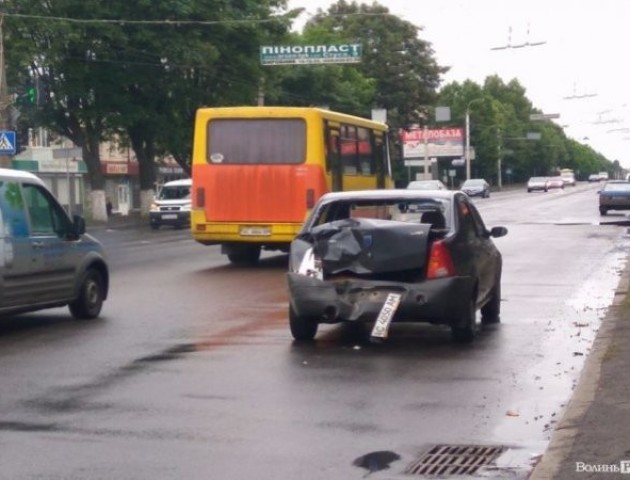 У Луцьку шкільний автобус розтрощив легковик