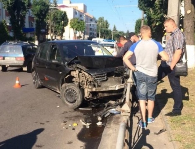 Страшна ДТП у Луцьку: п'яний водій протаранив машину і влетів у паркан