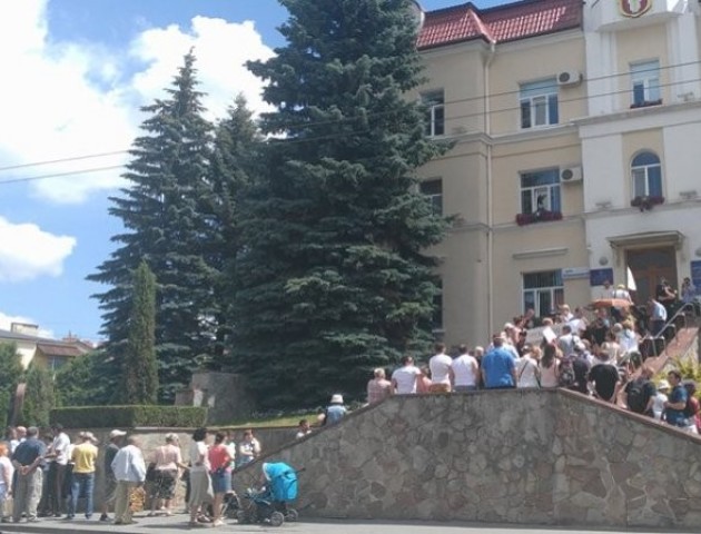 У Луцьку десятки людей пікетують міську раду