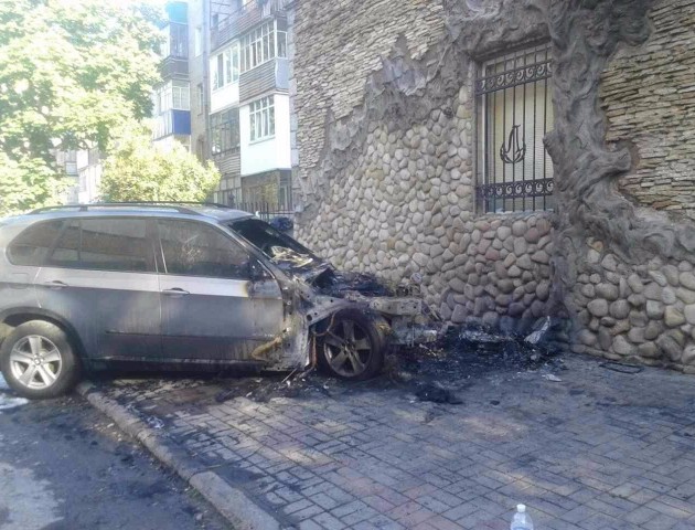 Вночі у Луцьку згоріла іномарка