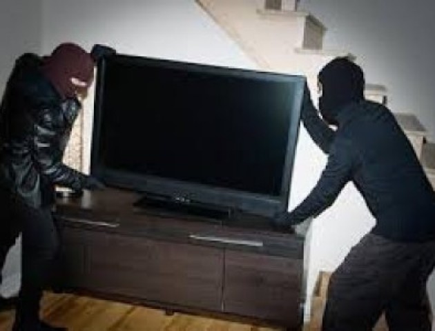 Із будинку волинянки злочинець виніс побутову техніку та гроші