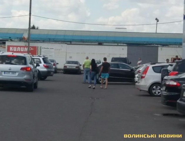 На стоянці поблизу ТЦ «Ювант» не розминулися дві автівки