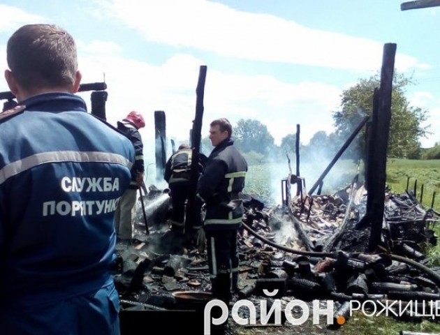На Волині повністю згорів господарський хлів