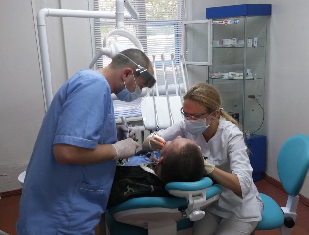 У Луцьку американські стоматологи безкоштовно лікують військових