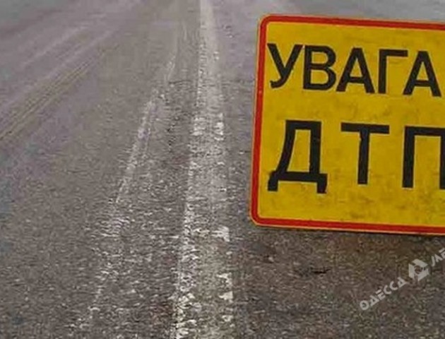 На Волині автівка з'їхала в кювет та врізалась у дерево