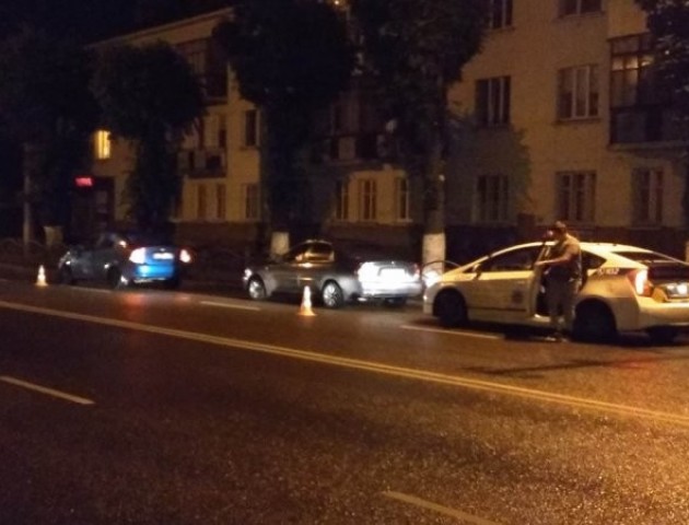 У Луцьку автівка стукнула таксі та втекла з місця події