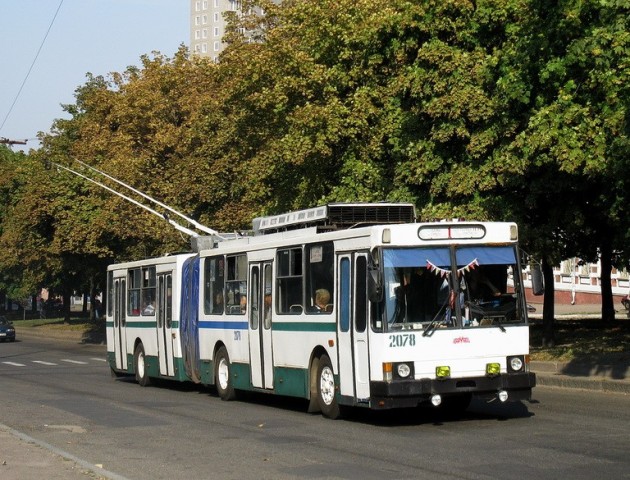 У луцькому тролейбусі під час руху відвалилася деталь