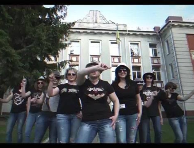 Батьки рівненських випускників переспівали «Тает лед»
