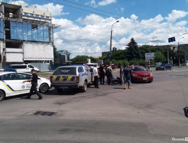 Аварія в Луцьку: потрощений мотоцикл, м'ятий легковик