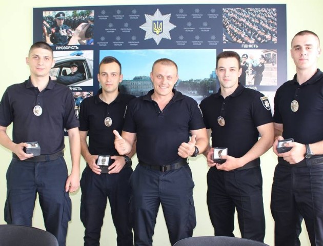 Нагородили поліцейських, які врятували хлопця, що хотів викинутися з вікна