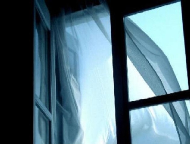 У Луцьку з вікна однієї квартири випало двоє людей