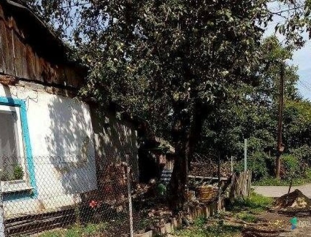 Липневий дощ змив стіну у будинку лучан