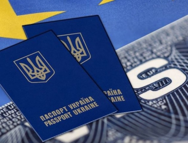 Черги біля ЦНАПу: волиняни масово виробляють закордонні паспорти