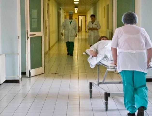 Чоловік, який в Луцьку потрапив під потяг, у важкому стані