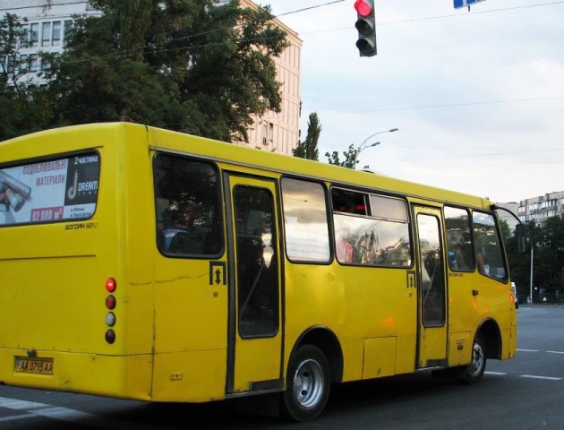 Водії луцьких маршруток ігнорували школяра