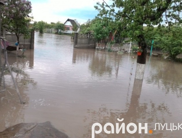 Промінь: через зливи у «грішників» дохнуть кури і валяться бетонні паркани