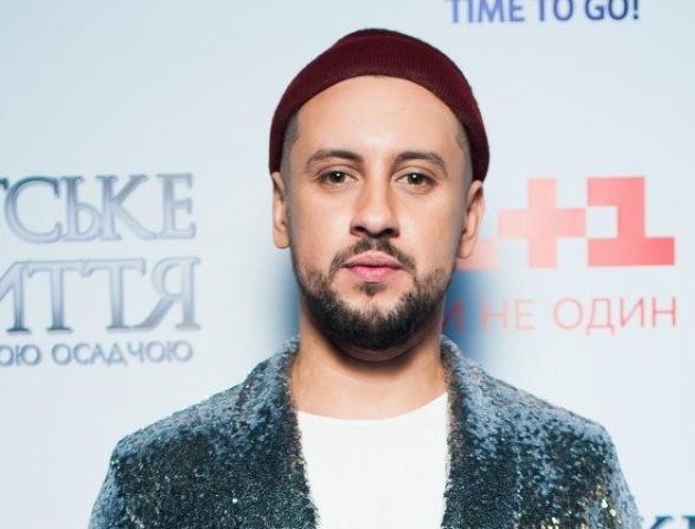 Несподівано: MONATIK презентував відвертий кліп із танцями на кораблі