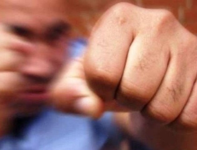 У луцькому закладі побили та пограбували чоловіка
