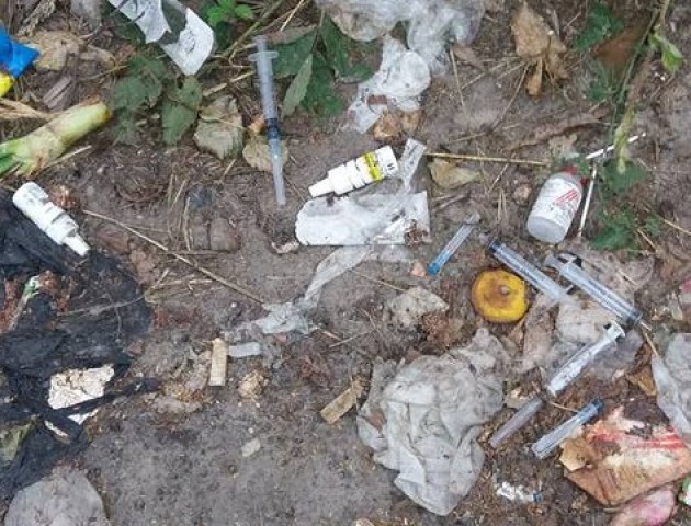 Шприци під ногами: наркомани засмітили мікрорайон у Нововолинську
