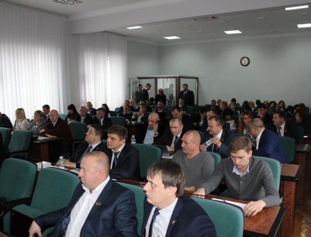 Позачергову сесію Луцькради розпочали зі скандалу