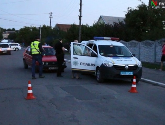 Знову біда на дорозі: легковик притис бабусю до паркану
