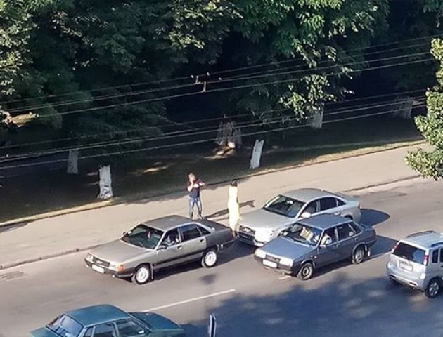 На Київському майдані - аварія за участю двох авто
