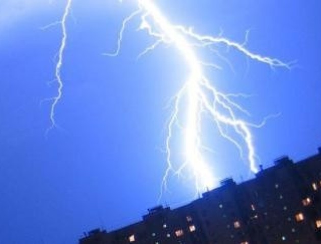 Прості поради, як уберегтися від удару блискавки