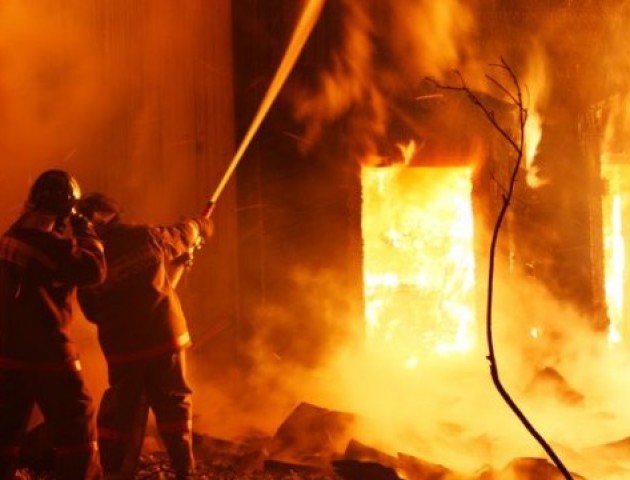 На Волині під час негоди згорів будинок багатодітної сім'ї