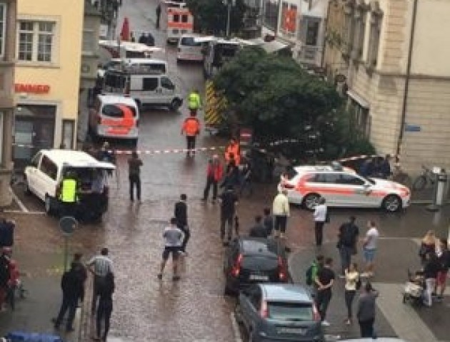 Різанина бензопилою: невідомий напав на людей у місті