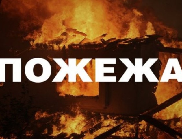 На Волині блискавка запалила господарську споруду