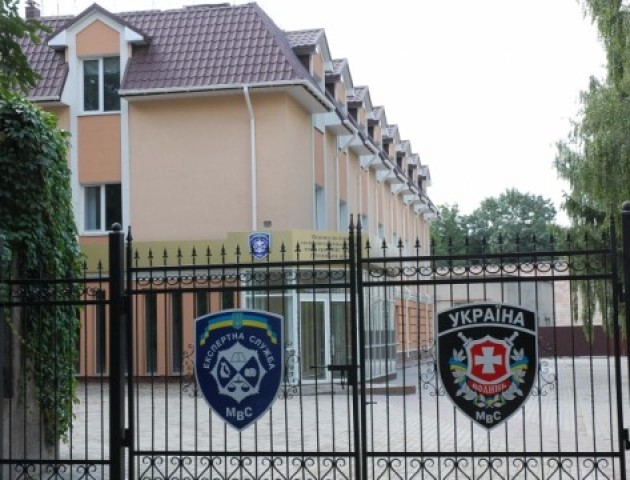 У Луцьку знайшли автівку з підробленими номерами
