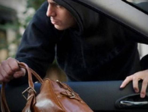 На Світязі з автомобіля відпочивальниці викрали майже 90 тисяч гривень