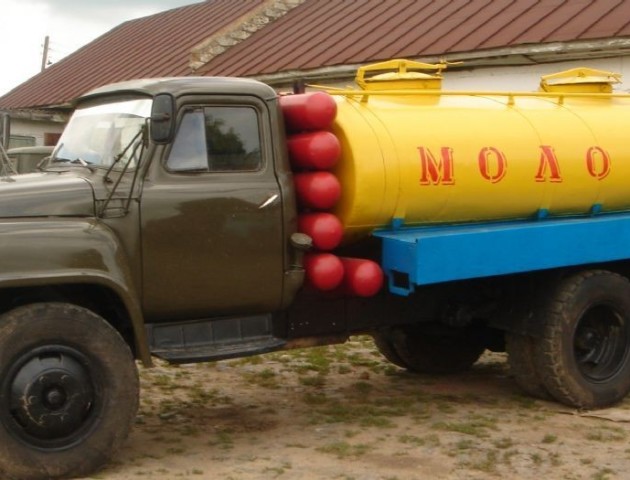 На Волині молоковоз врізався у мотоблок