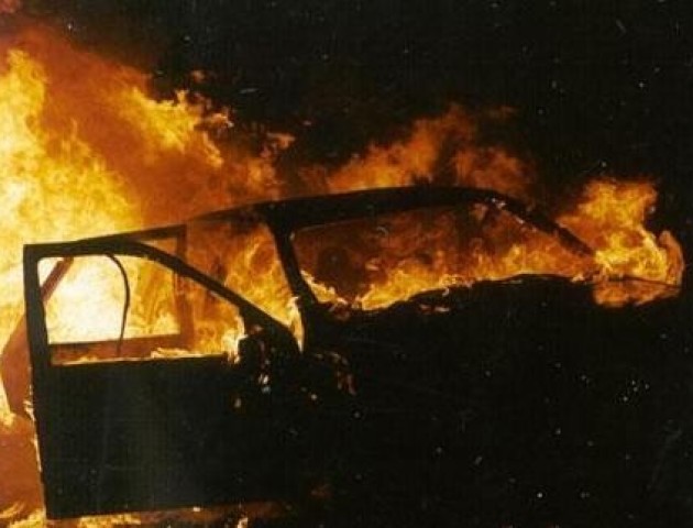 Вночі у Луцьку спалахнув позашляховик
