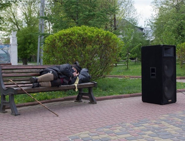 У Нововолинську художника звільнили за фото бабці-жебрачки