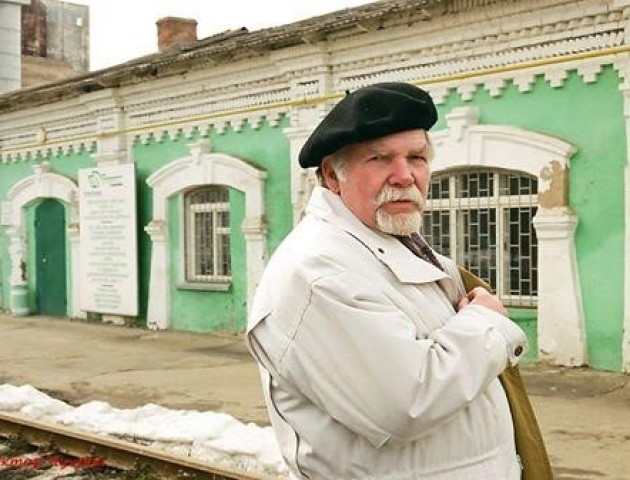 Відомий краєзнавець розпродає бібліотеку, щоб видати книгу про Луцьк