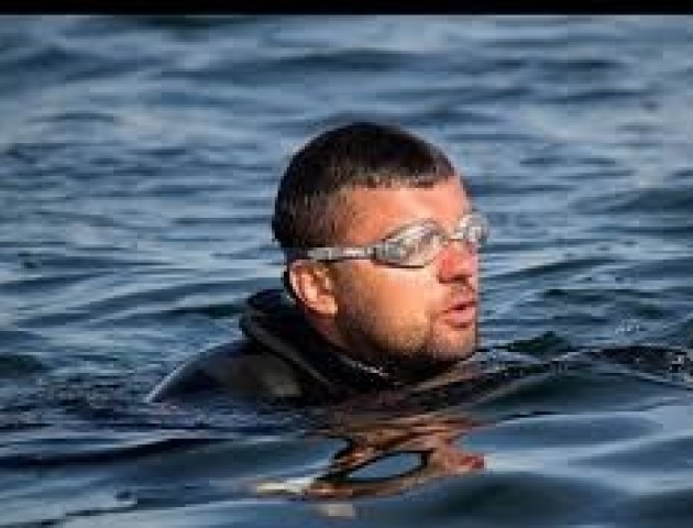 Як волинський нардеп Ігор Гузь перепливає озеро Люцимер