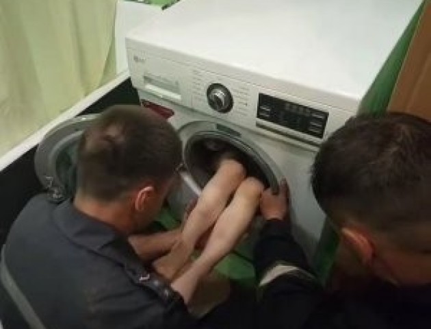 Хлопчик застряг у пральній машині