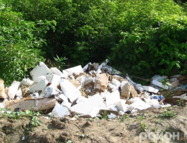 Поблизу ковельського водосховища невідомі скинули будівельне сміття