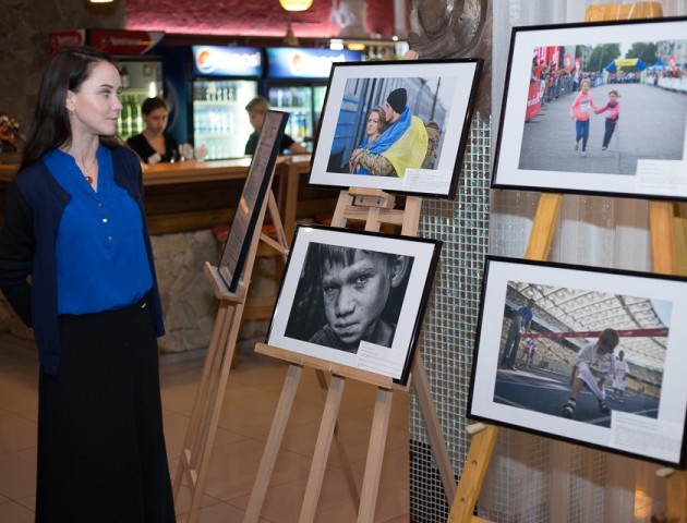 У луцькому арт-кафе показали 40 фотографій, які змінюють світ