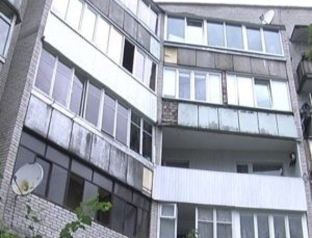 У луцькій багатоповерхівці балкон тріщить по швах