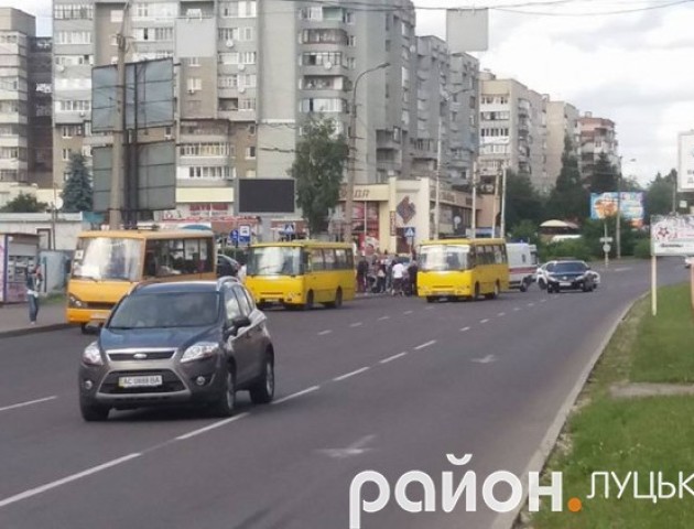Соборності: маршрутка збила велосипедиста