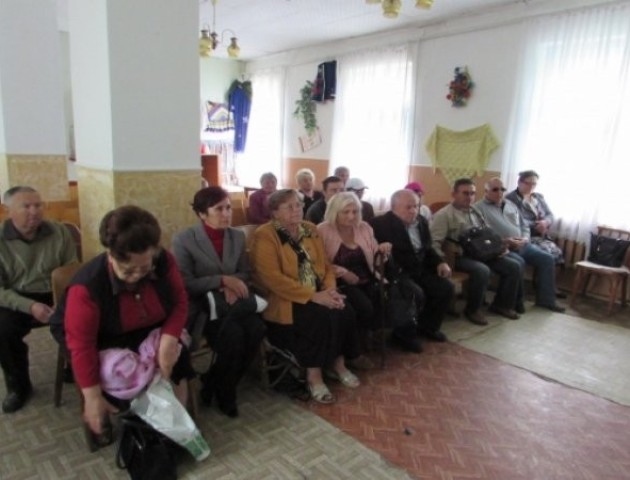 Священики Горохівського благочиння передали кошти для товариства сліпих