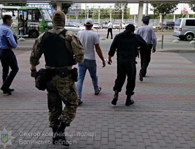 Волинські правоохоронці затримали 31-річного зловмисника, котрий вербував жінок у сексуальне рабство