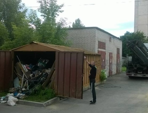 Луцькі муніципали виявили повний сміття гараж