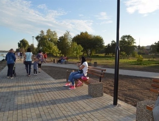 У Ковелі зловмисники втопили смітники з оновленої набережної у річці
