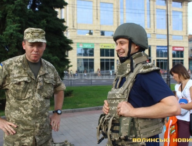 Як військові агітували лучан поповнювати їхні лави. ФОТОРЕПОРТАЖ